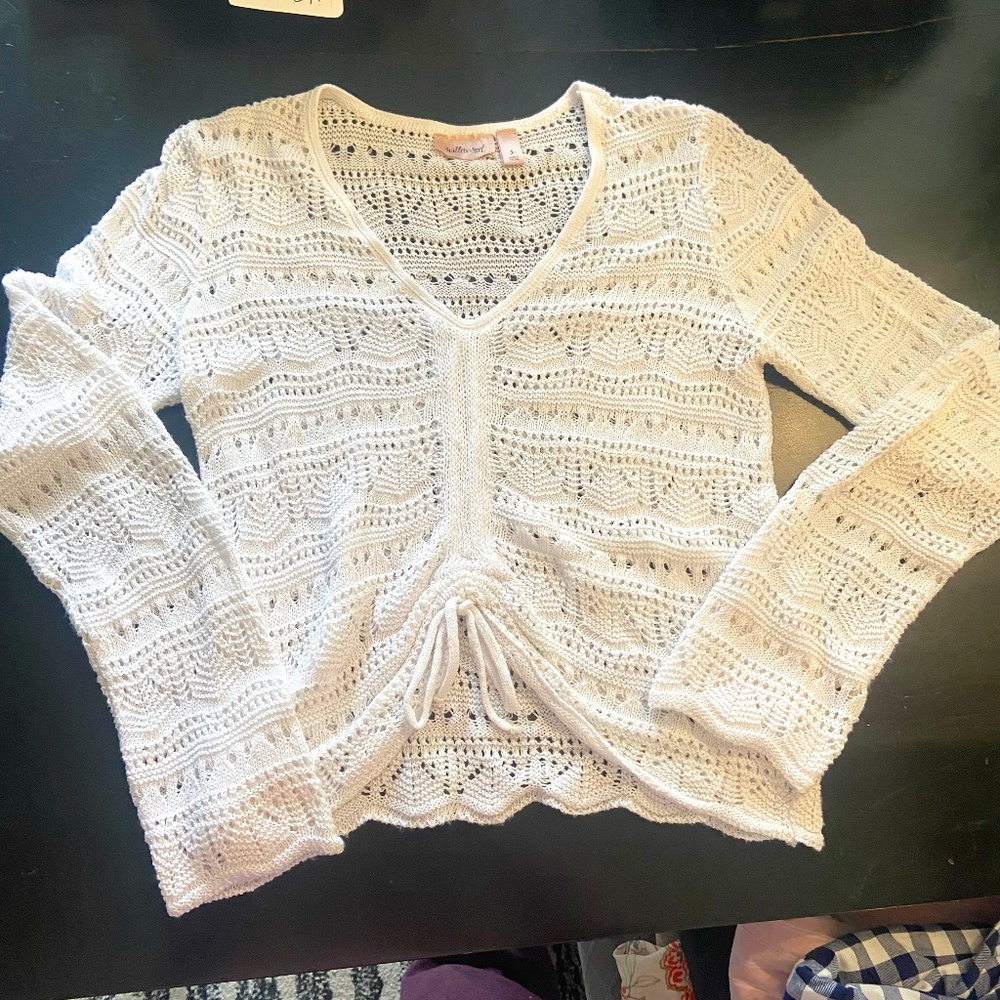 Willow & Root White Vneck sweater with cinch at bottom Size Large